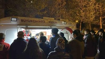 Kzlay, stanbul sokaklarnda vatandalara destek oluyor