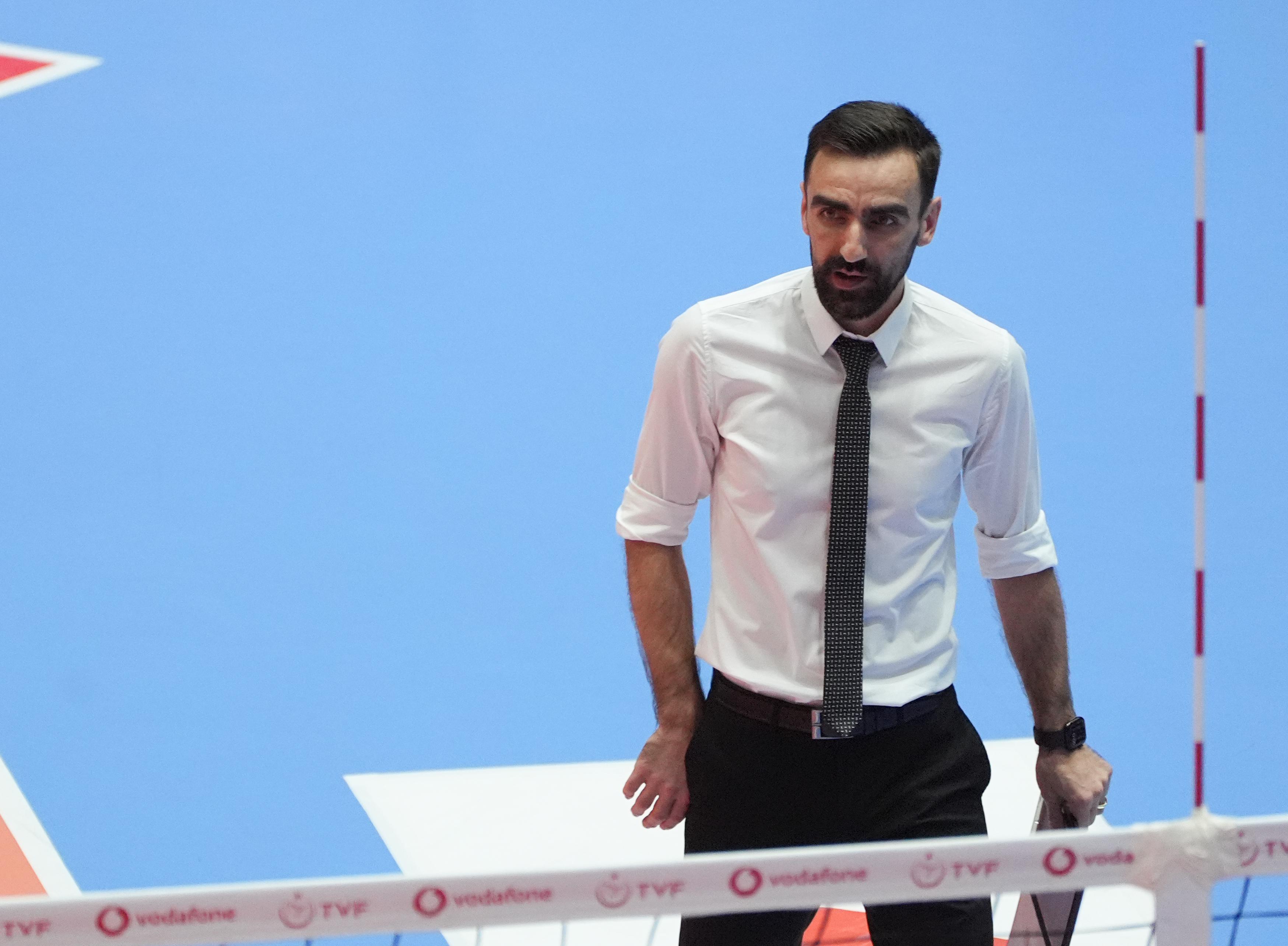 Beikta Kadn Voleybol Takm'nda 16 ayrlk birden