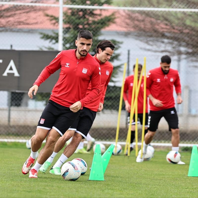 Sivasspor, Galatasaray deplasman�na haz�rlan�yor