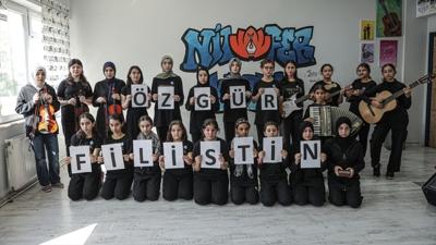 renciler Gazze iin 6 dilde konser verdi
