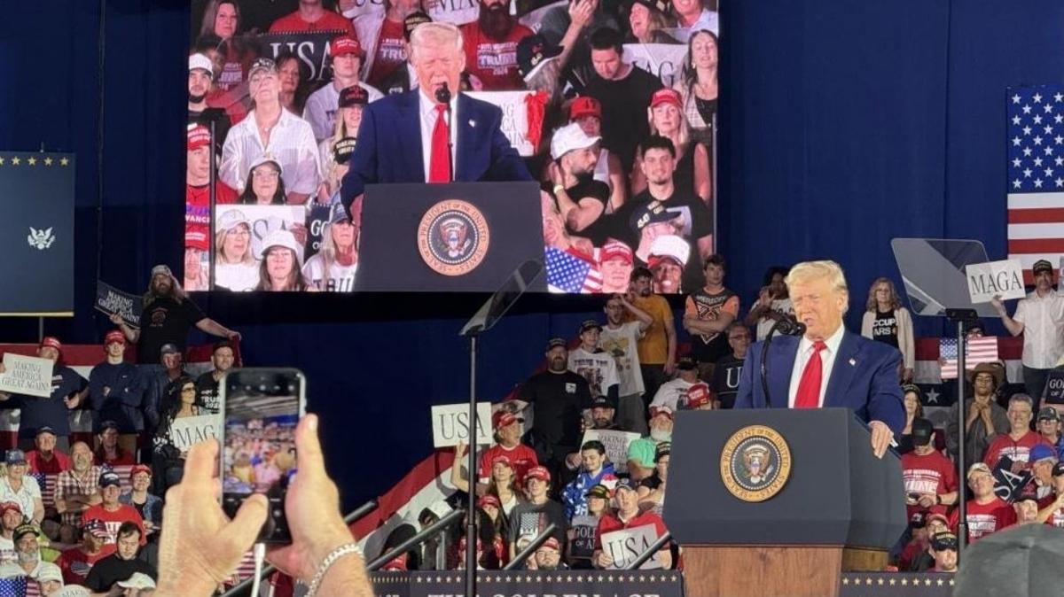 Trump kutlad; sokak protesto etti