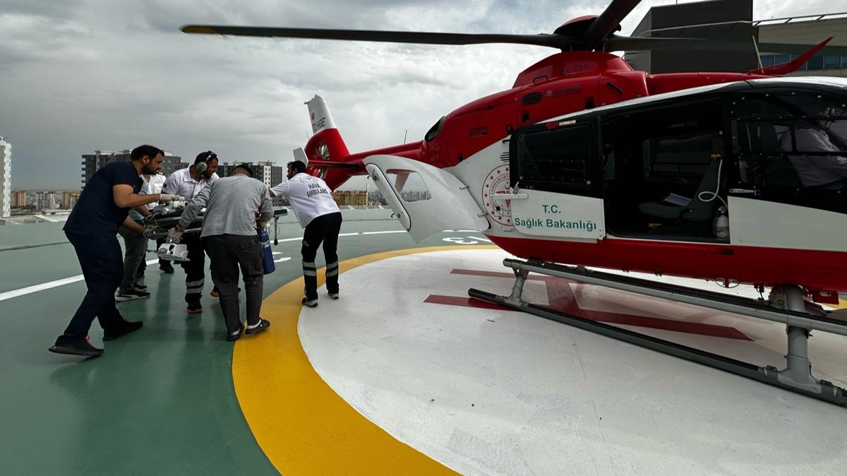 2 yandaki bebein imdadna ambulans helikopter yetiti