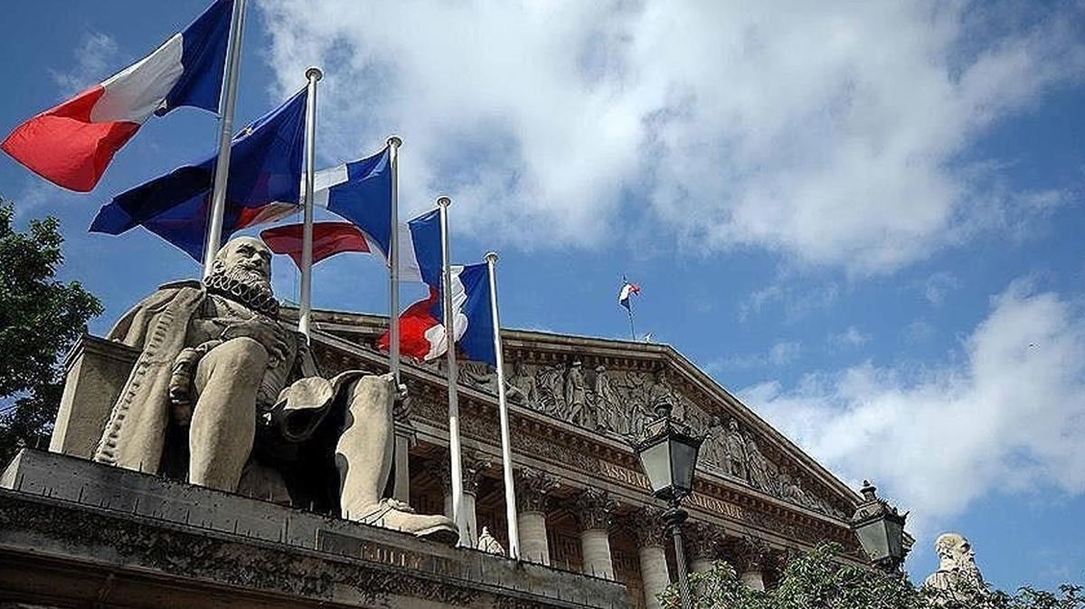 Fransa'da ad yolsuzluk sulamasna karan belediye bakan istifa karar ald