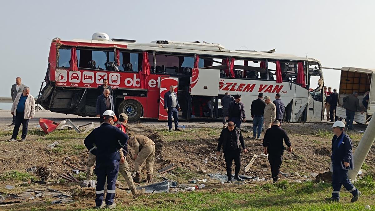 Van'da yolcu otobs devrildi: 28 yaral