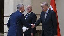5 lkenin bykelisi Bakan Erdoan'a gven mektuplarn sundu