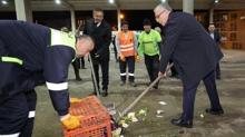 Bakan Ikhan, 1 Mays'ta iilerle birlikte temizlik yapt