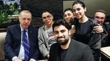 Bakan Erdoan, kafede vatandalarla sohbet etti