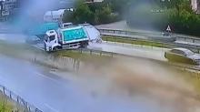 Bykekmece'de faciadan kl pay dnld: Kaygan yolda bariyere arparak durabildiler