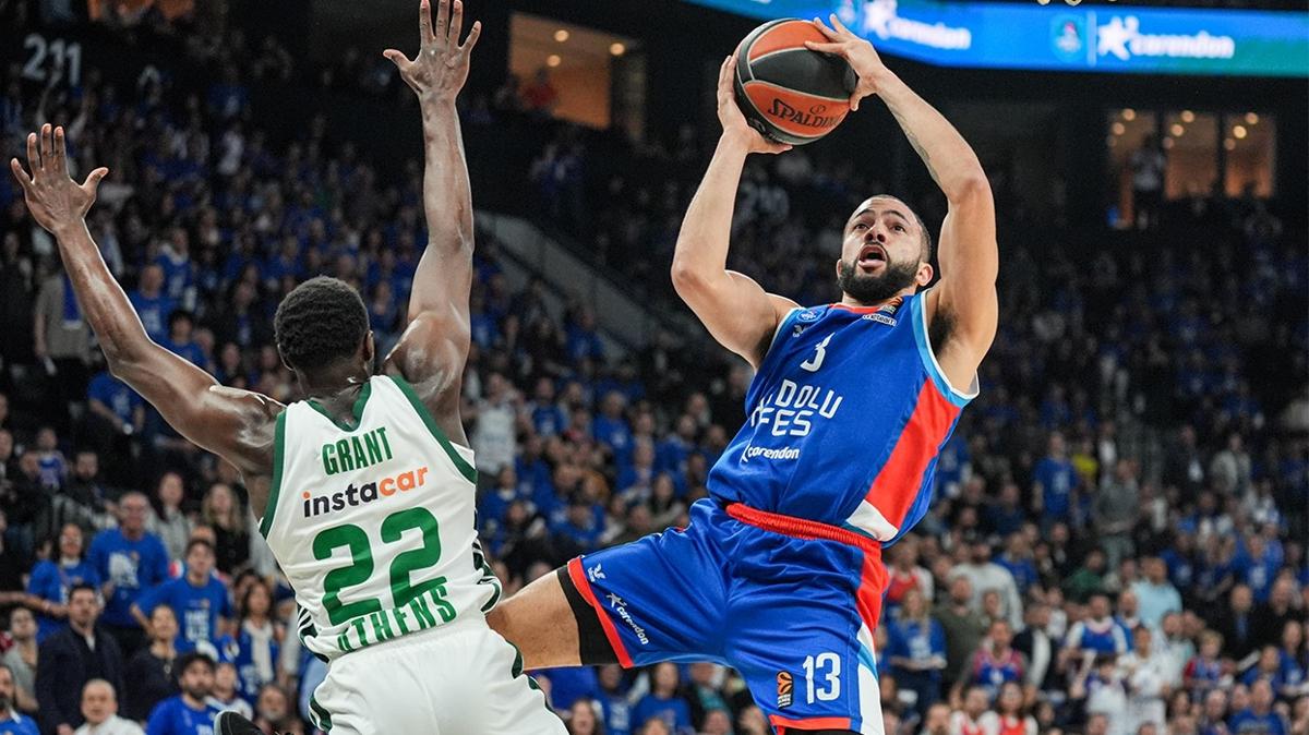 Anadolu Efes geri dnd! Play-off serisinde eitlik var