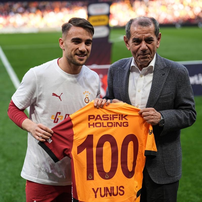 Yunus Akg�n'e 100. ma� plaketi