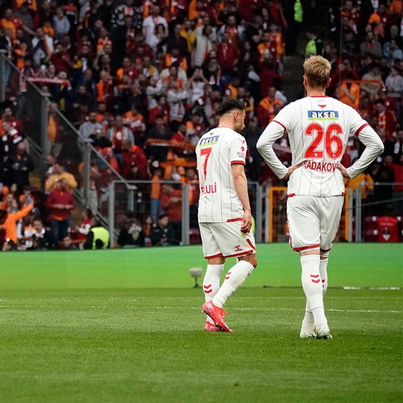 Galatasaray'�n galibiyetini kutlam��t�! Sivasspor'da fla� istifa