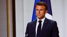 Macron'un papalk seim srecindeki admlar tartmalara neden oldu