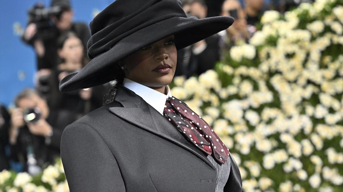 Rihanna Met Gala'da ov yapt! Karnn gstererek mjdeyi verdi