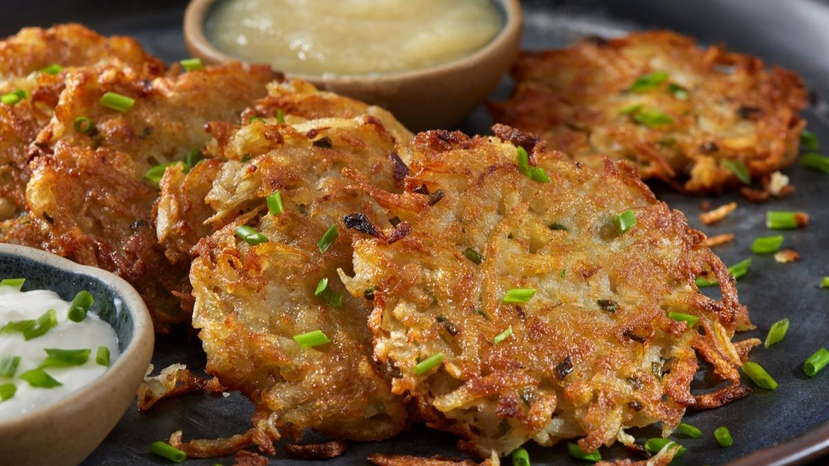 Tepsi tepsi brekten daha fazla doyurucu! Patates mcver tarifi: Kokusu kahvaltya davet ediyor
