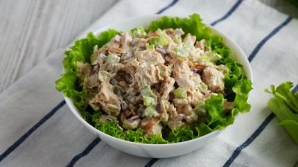 Akam yemeine 10 dakikada hazr protein deposu! En kolay yourtlu tavuk salatas tarifi