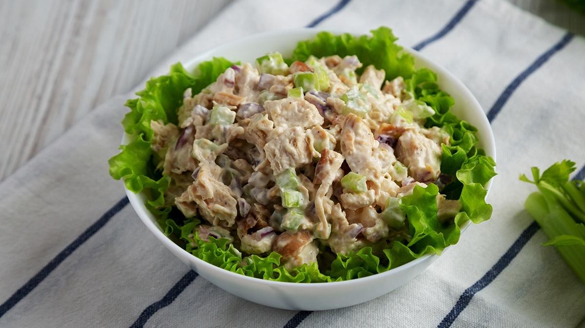 Akam yemeine 10 dakikada hazr protein deposu! En kolay yourtlu tavuk salatas tarifi