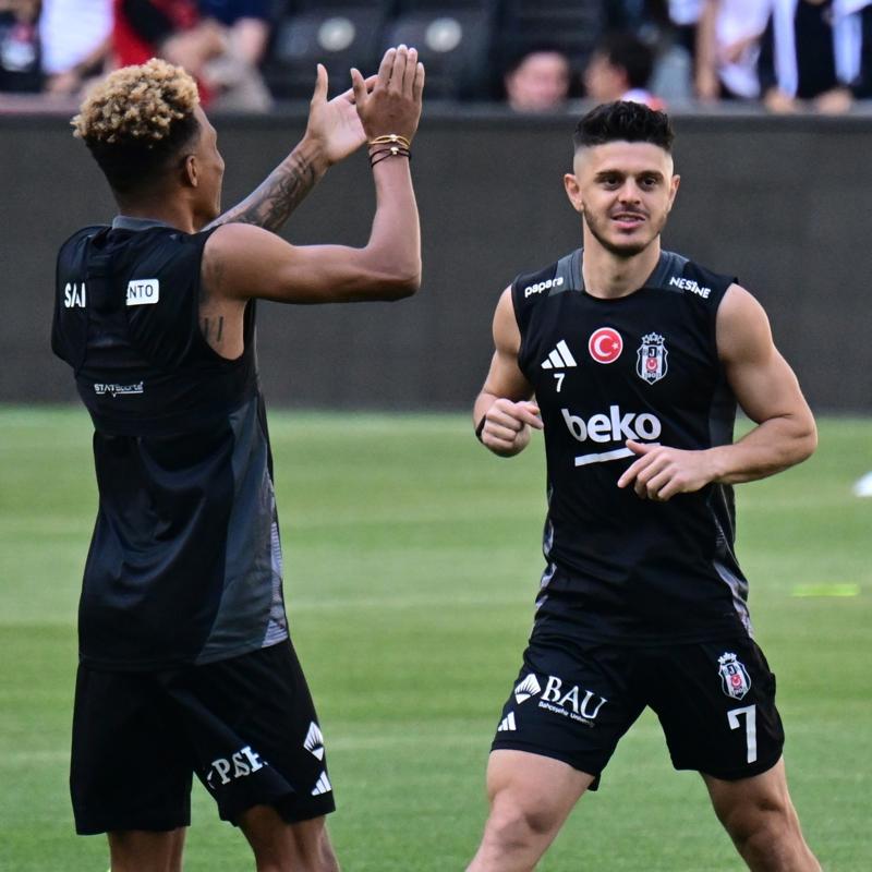 Be�ikta�'tan Adana Demirspor ma�� �ncesi taraftara a��k antrenman