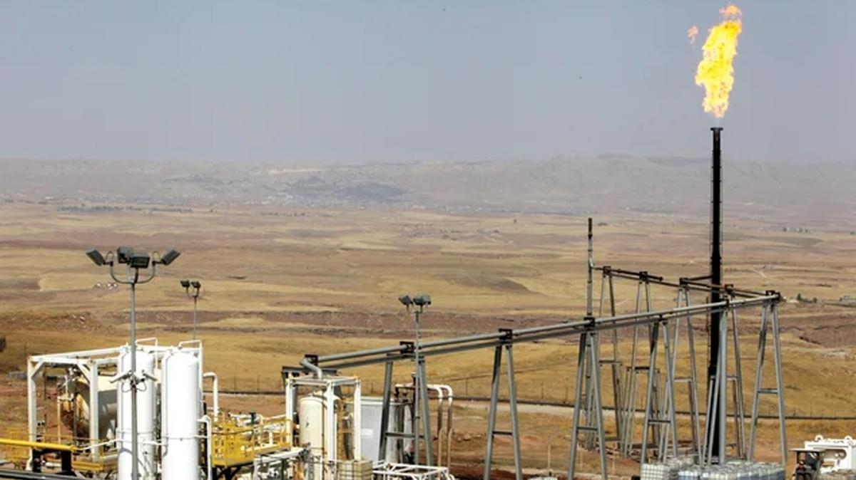 Dev petrol sahalarn terk ediyorlar! Komuda askeri hareketlilik