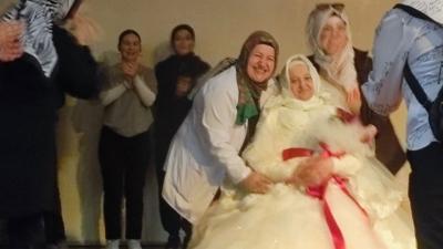 Gelinlik giyme hayali 65 yanda gerek oldu