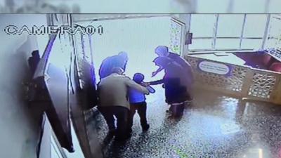 retmeninin heimlich manevras hayatn kurtard! O anlar kameraya yakaland