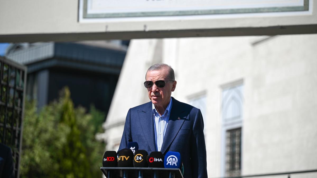 Bakan Erdoan, cuma namazn skdar'daki Hz. Ali Camisi'nde kld