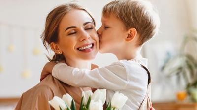 Ee Anneler Gn mesaj! Ee gnderilecek en gzel, duygusal Anneler Gn mesajlar ve anlaml szler