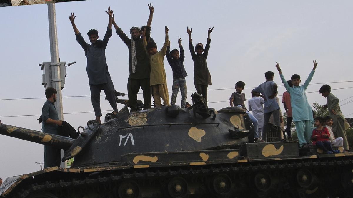 Hindistan'a kar tarihi baar! Pakistan Babakan erif'ten Trkiye'ye zel teekkr