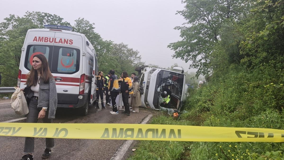 Sinop'a korkun kaza! rencileri tayan servis ile arpt! 18 yaral