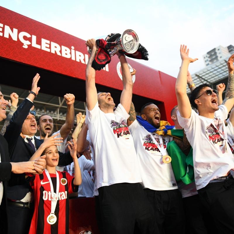 S�per Lig'e y�kselmeyi ba�aran Gen�lerbirli�i, kupay� ald�