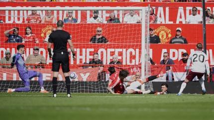 Altay Bayndr forma giydi! Manchester United evinde kayp