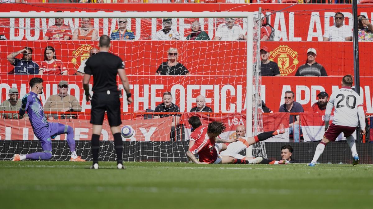 Altay Bayndr forma giydi! Manchester United evinde kayp