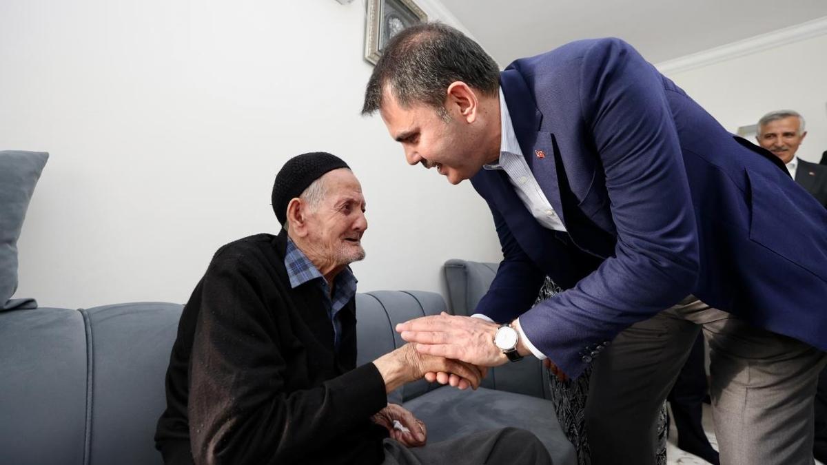 Bakan Kurum'dan depremzede aileye ziyaret