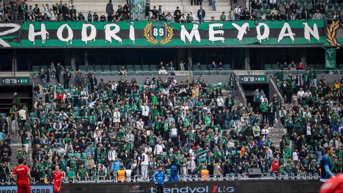 Sper Lig'in yeni ekibi Kocaelispor, 1. Lig'de son mana alklarla kt