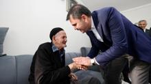 Bakan Kurum'dan depremzede aileye ziyaret