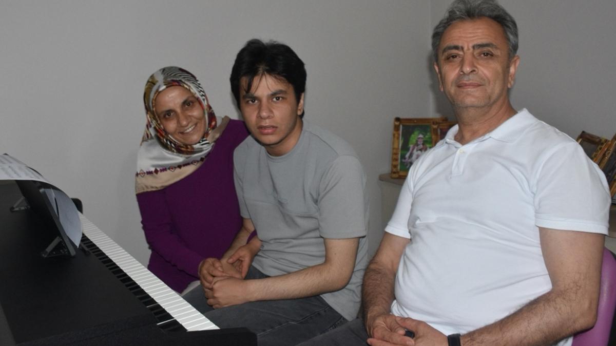 Kendi kendine piyano almay renen otizmli Samet Ege'nin hedefi konservatuvar
