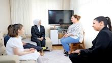 40 yllk gnll anneye anlaml ziyaret... Bakan Gkta Anneler Gn'n kutlad