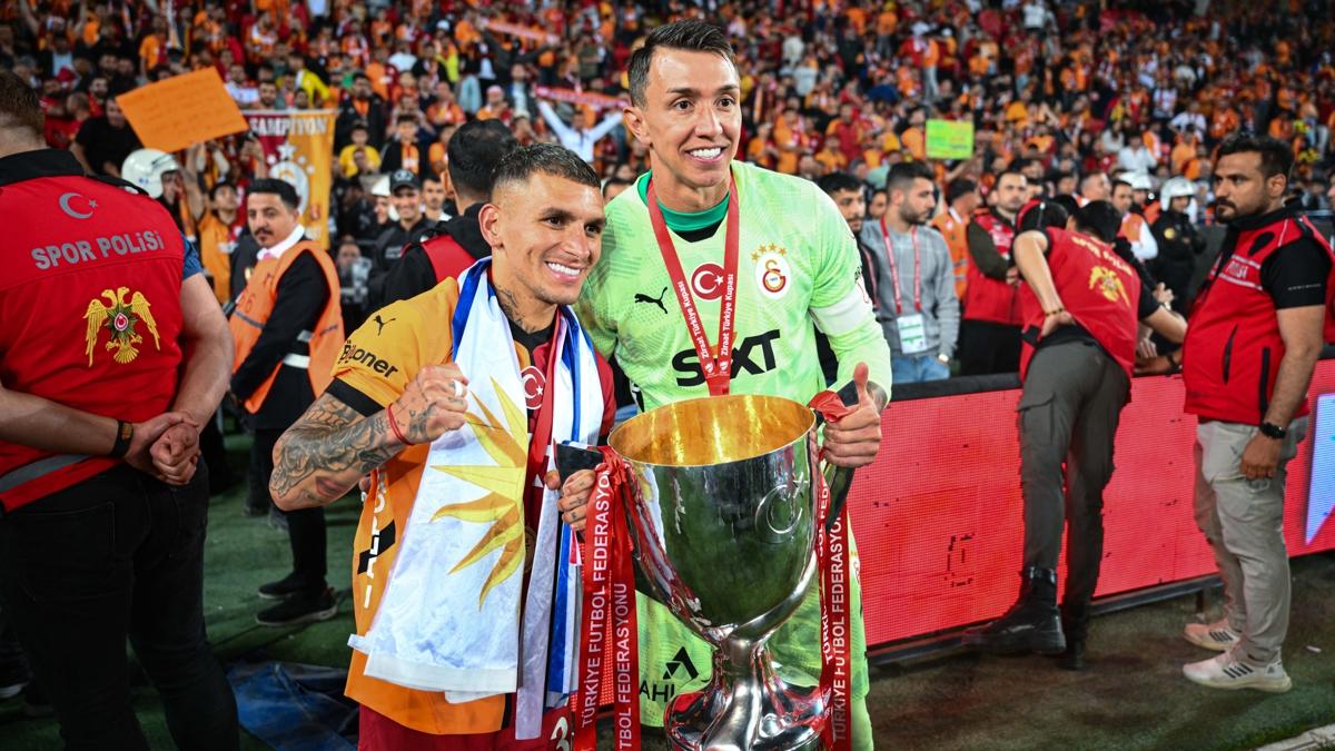 Finalin hemen ardndan pe pee Muslera paylam! "Bir yl daha kal"