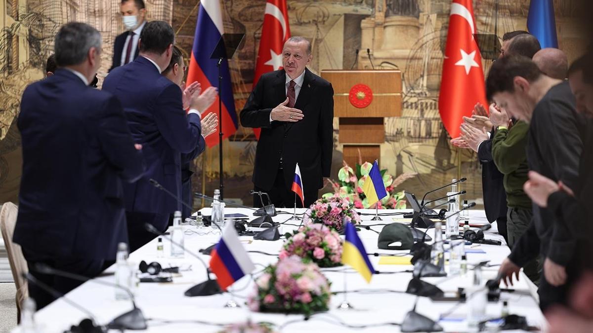 Dnyann gz stanbul'da: Rus ve Ukraynal heyetler bar mzakereleri iin bir araya gelecek