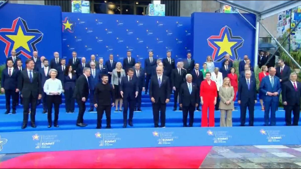 Bakan Erdoan Arnavutluk'ta... Liderler zirve ncesi aile fotoraf ekildi
