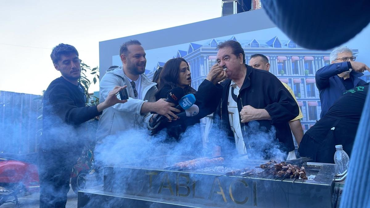 brahim Tatlses'ten kebap ov... Elleriyle piirip konuklara ikram etti