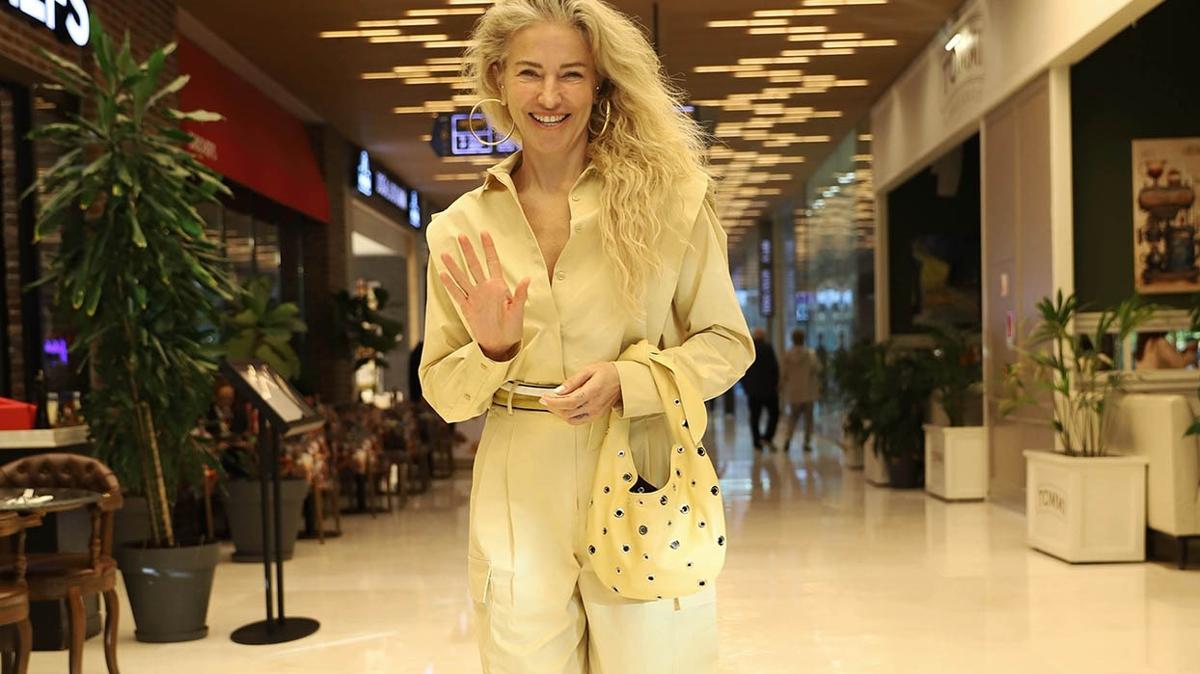Burcu Esmersoy makyajsz haliyle dikkat ekti! Gzler nn zerinde