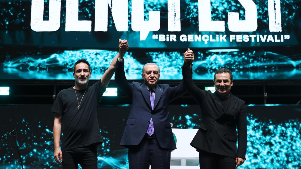 Ferhat Ger ve Sagopa Kajmer sahneye kt, Bakan Erdoan'dan alk geldi