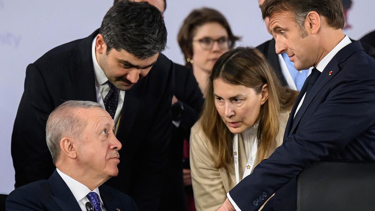 Macron'un hamlesi geri tepti! Bakan Erdoan'dan tarihi ayar