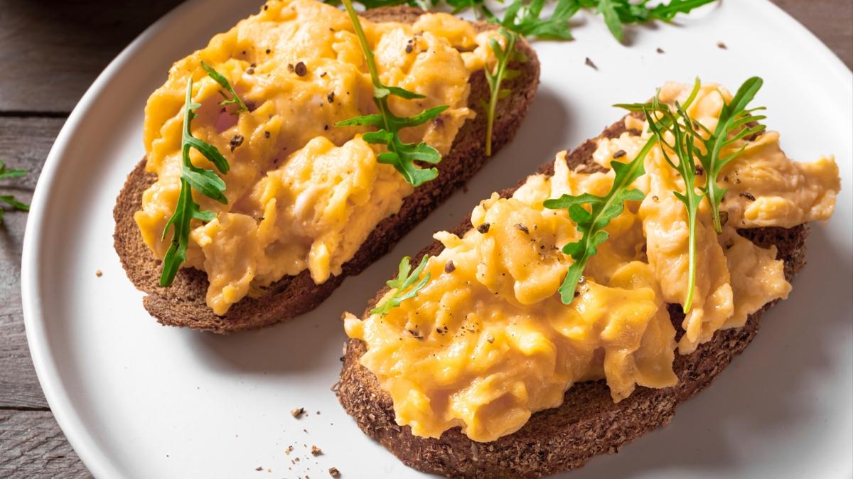 Yumurtann lezzeti bu tarifte ara kyor! Peynirli yumurta kavurmas tarifi