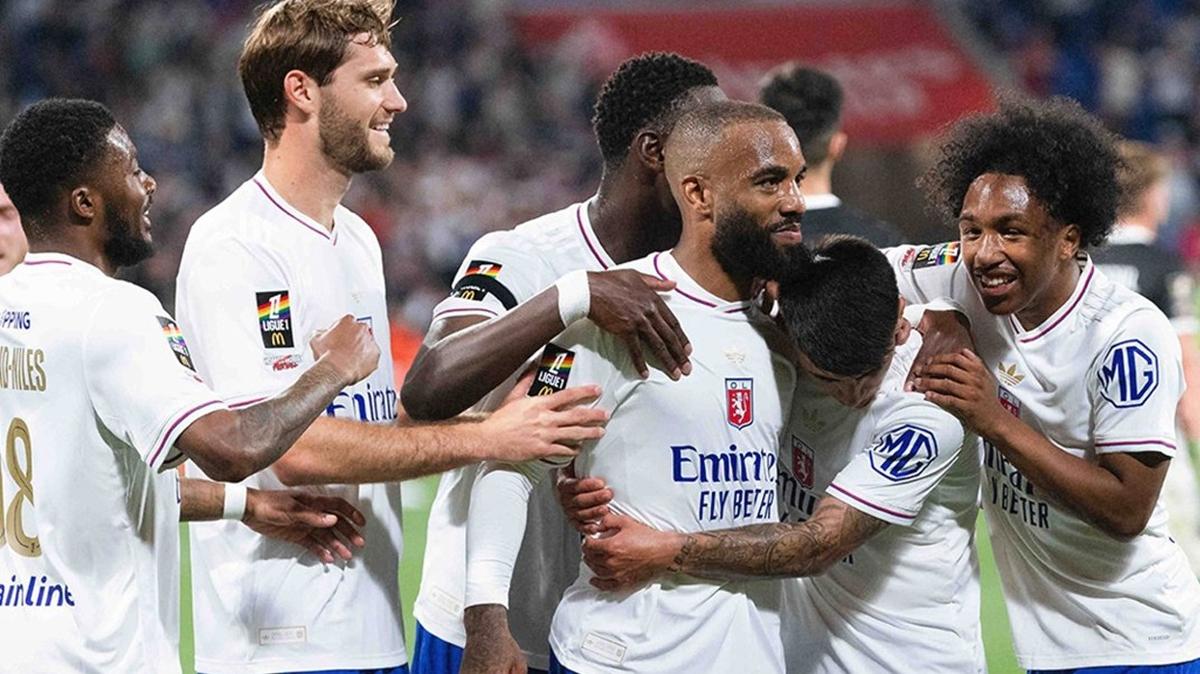 Alexandre Lacazette, 2 gol atarak Lyon'a veda etti