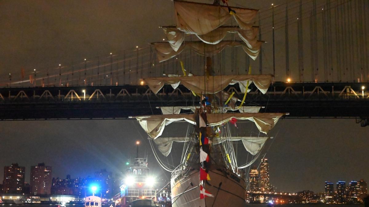 Meksika donanmasna ait gemi Brooklyn Kprsne arpt