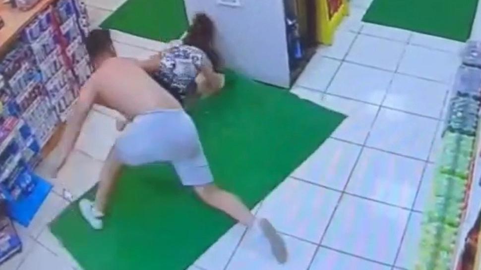 Akaryakt istasyonunda dehet! Talihsiz kadn dakikalarca darbetti!