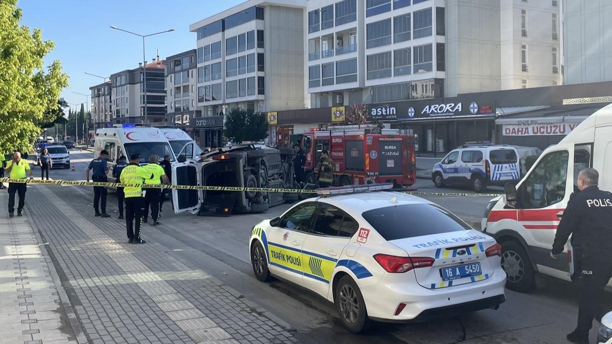 Bursa'da polis arac devrildi: 2'si polis, 5 kii yaraland