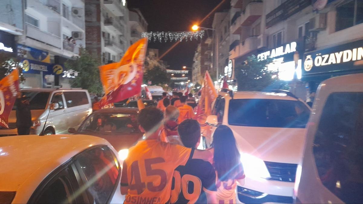Kuadas'nda Galatasarayl taraftarlar ampiyonluu cokuyla kutlad