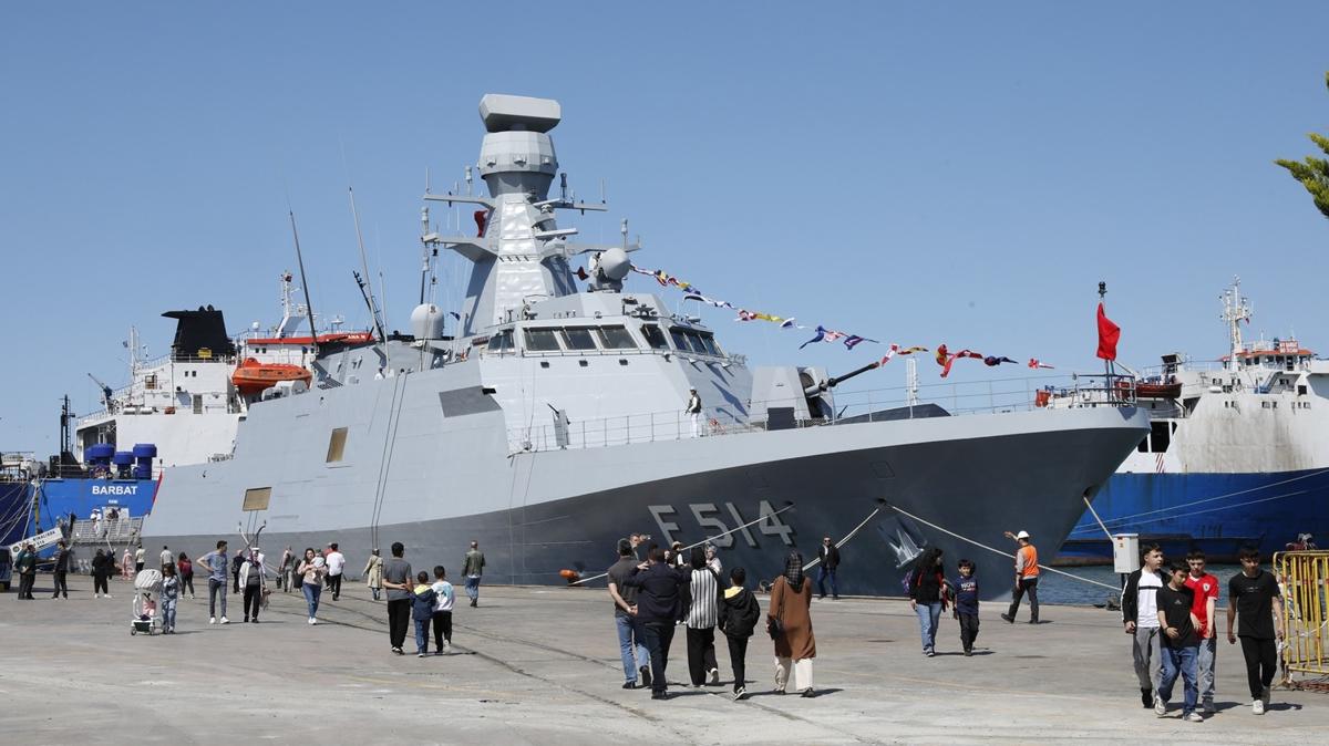 TCG Knalada vatandalarn ziyaretine ald